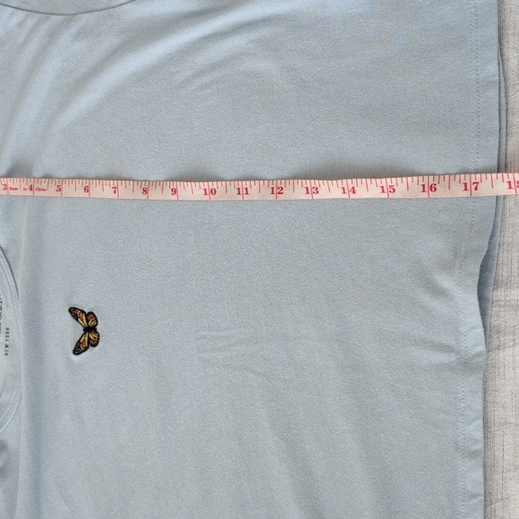 4/$12 Common Threads Semi Cropped Baby Blue Embroidered Butterfly T-Shirt Medium - Picture 8 of 8
